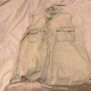 Sleeveless denim button shirt.